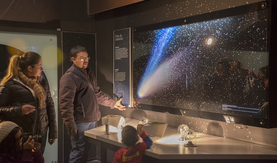Personas en el Museo del Espacio del Planetario.