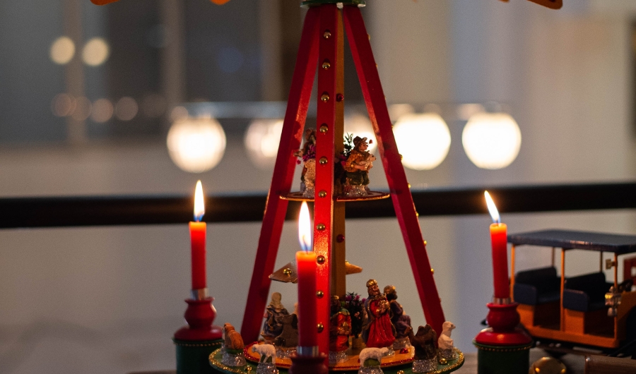 Adorno navideño sobre una mesa