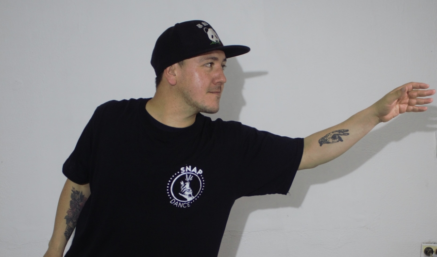 Hombre practicando danza urbana