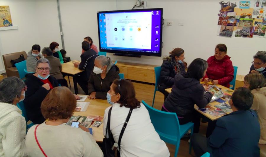 Adultos mayores en biblioteca