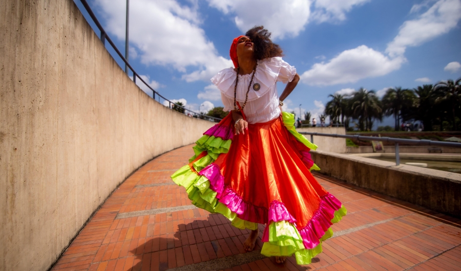 Bailarina en espacio de ciudad bailando