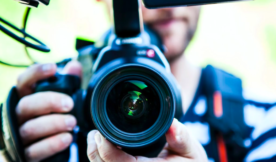 Persona sosteniendo una cámara fotográfica