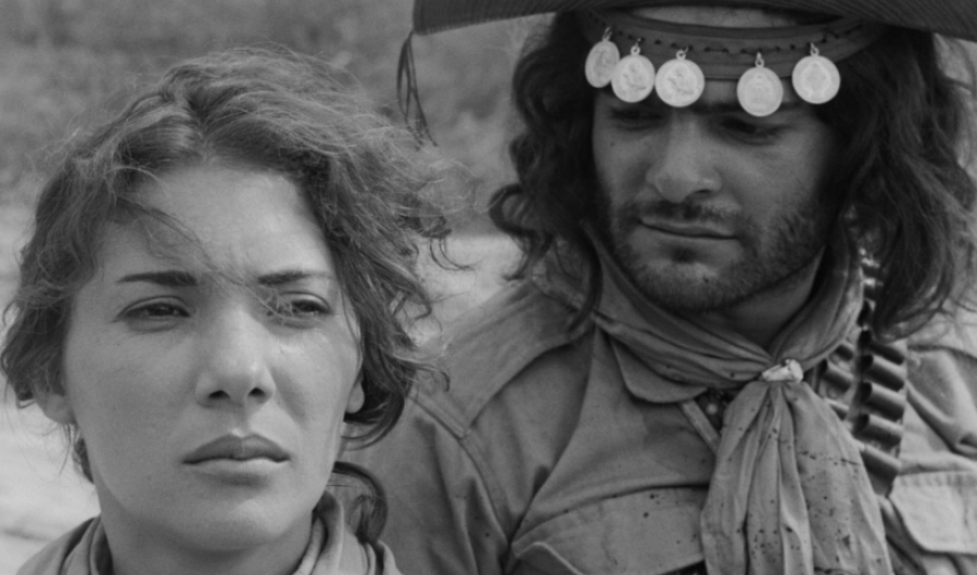 Hombre y mujer en imagen en blanco y negro