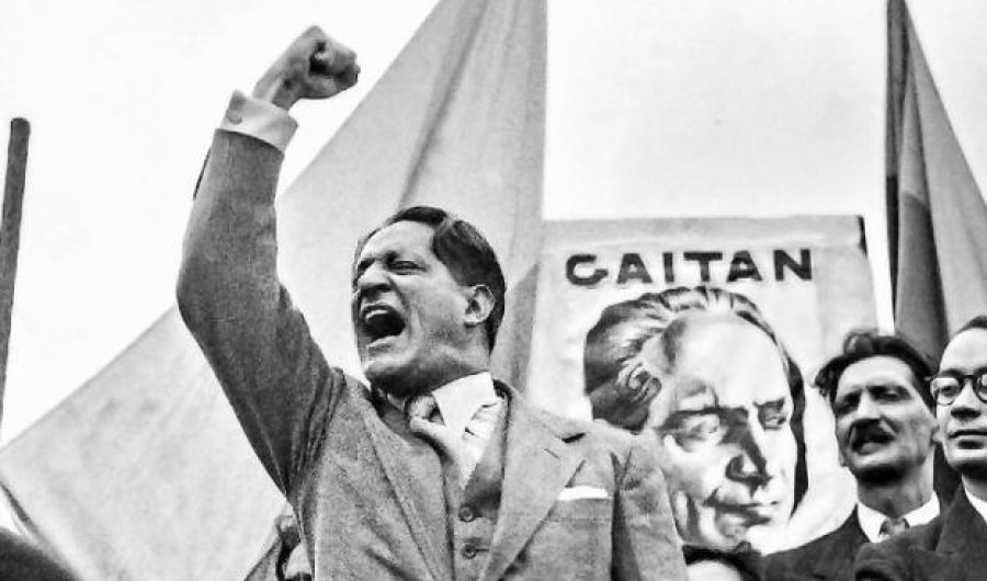 Hombre político con la mano arriba levantada