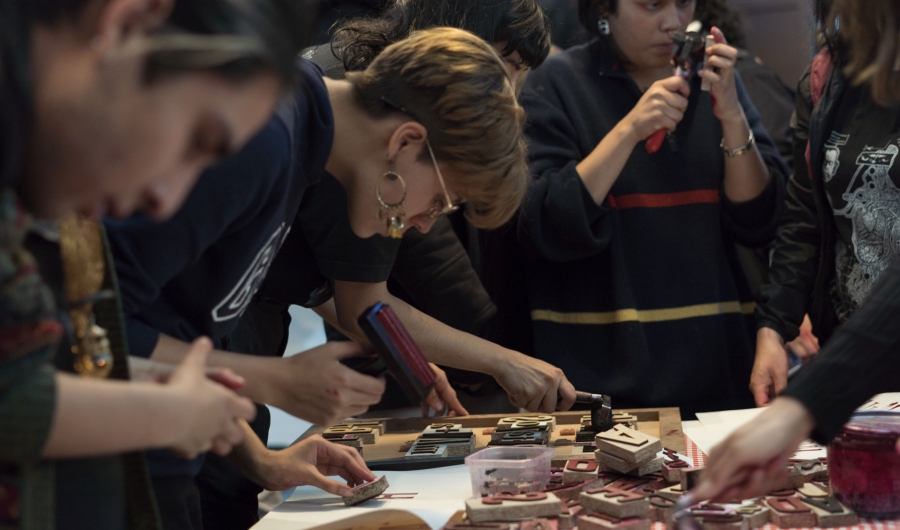 Un grupo de personas elaborando grabados sobre una mesa