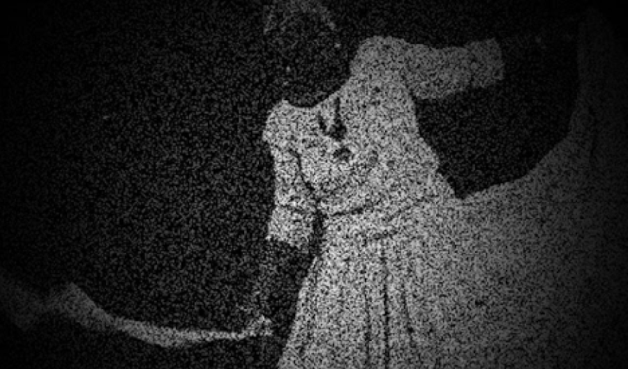 Imagen en blanco y negro mujer con traje blanco 