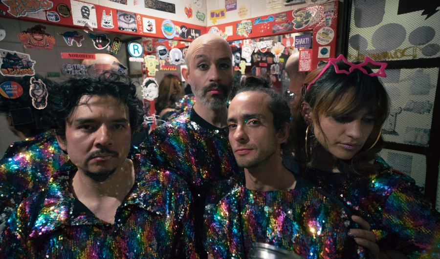 Mau Gatiyo y los años maravillosos - personas posando para cámara con trajes de colores.