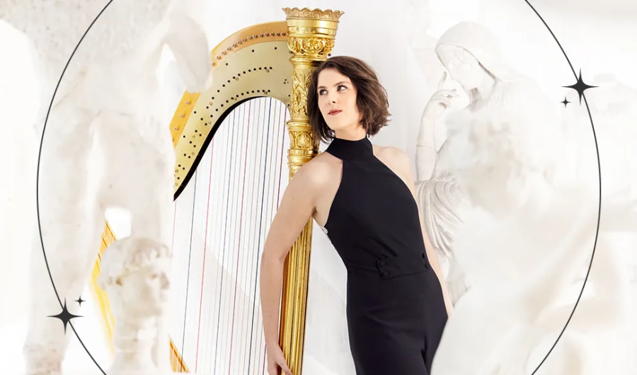 Elisabeth Plank - mujer posando con arpa en fondo blanco