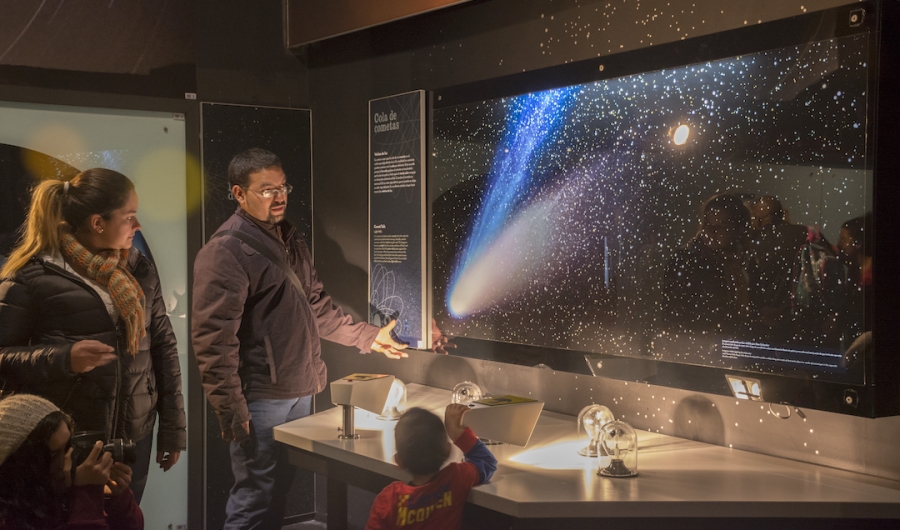 Personas en el Museo del Espacio del Planetario.