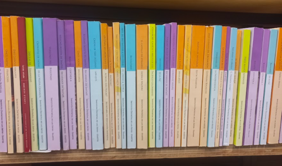 Libros en una biblioteca