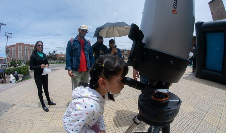 Imagen de niños observando por un telescopio