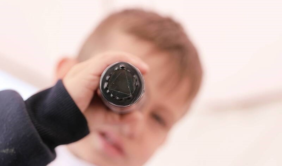 Niño interactuando con un telescopio casero