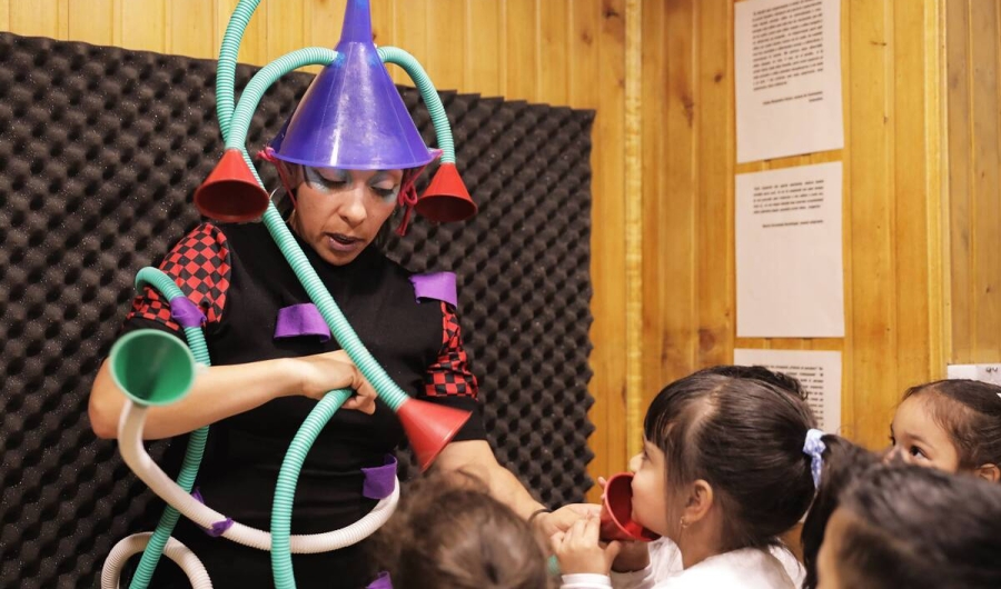 Artista con niñas