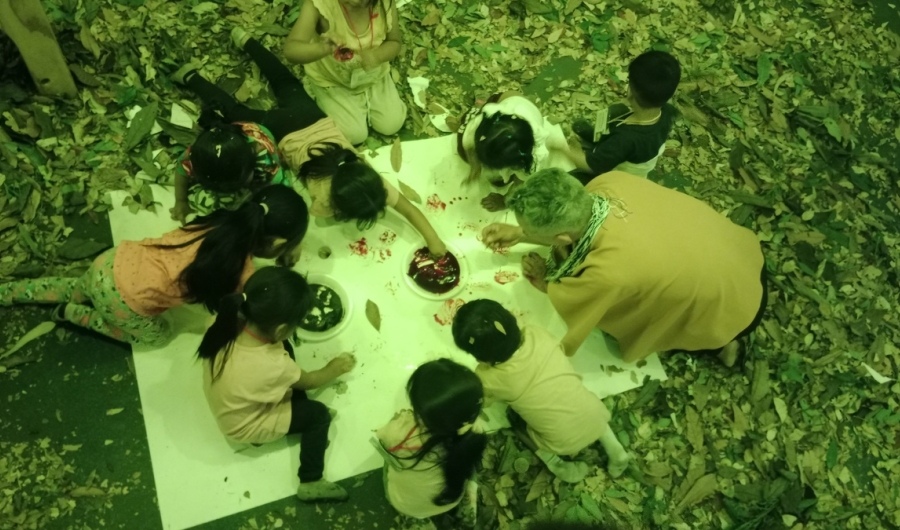 Niños y niñas en experiencia artística de Nidos