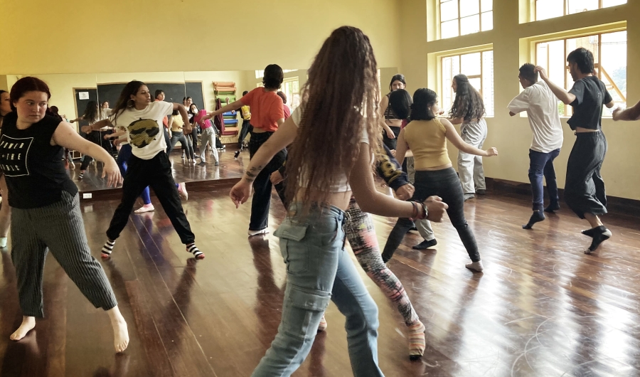 Personas bailando