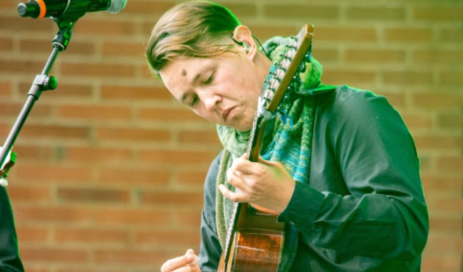 guitarrista acústico de los Carrangomelos
