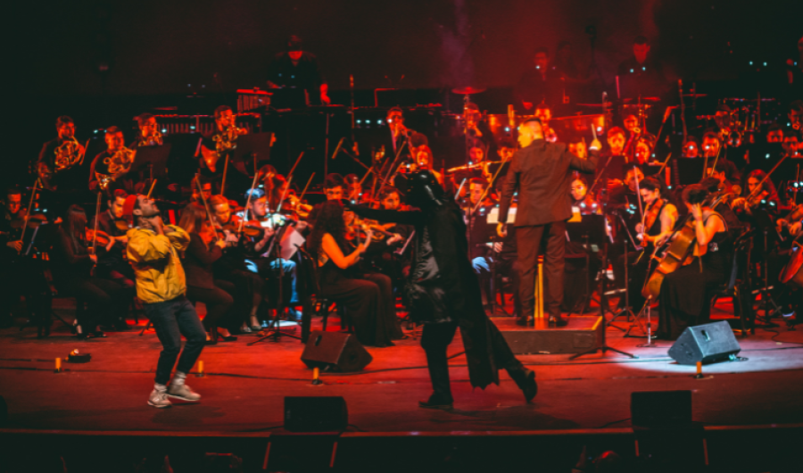 Grupo musical con artistas en tarima