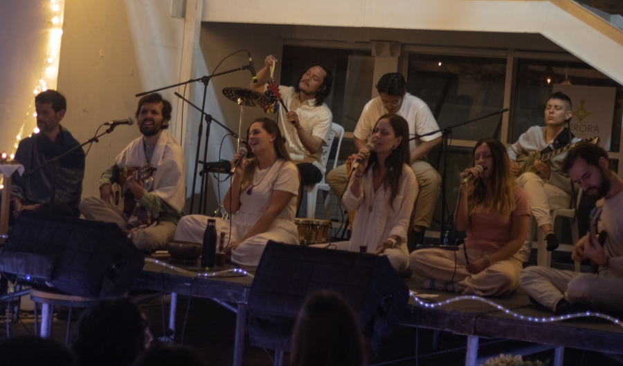 Grupo musical con artistas en tarima