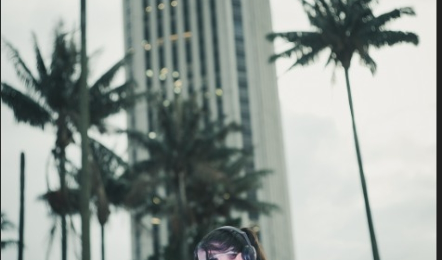 dj al aire libre en terraza de planetario