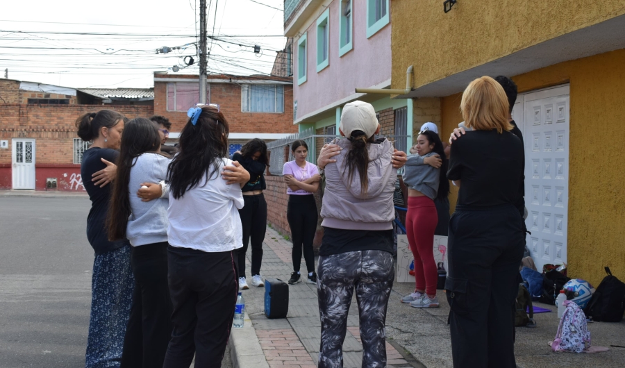 Angie Vanessa Huertas con un grupo de trabajo en la calle