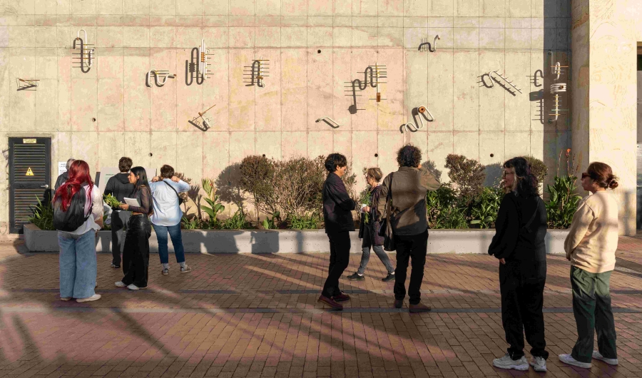 Esculturas en fachada de la Galería Santa Fe