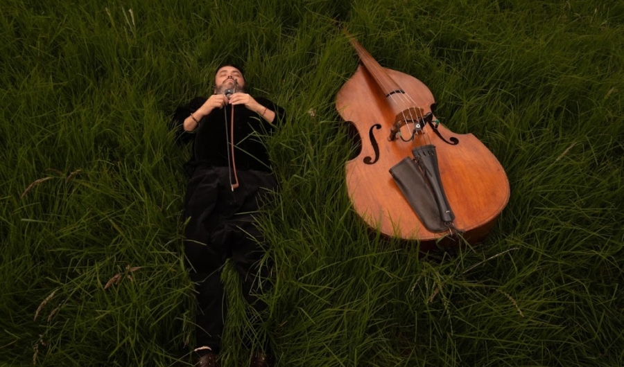 Artista Aldo Zolev con su instrumento