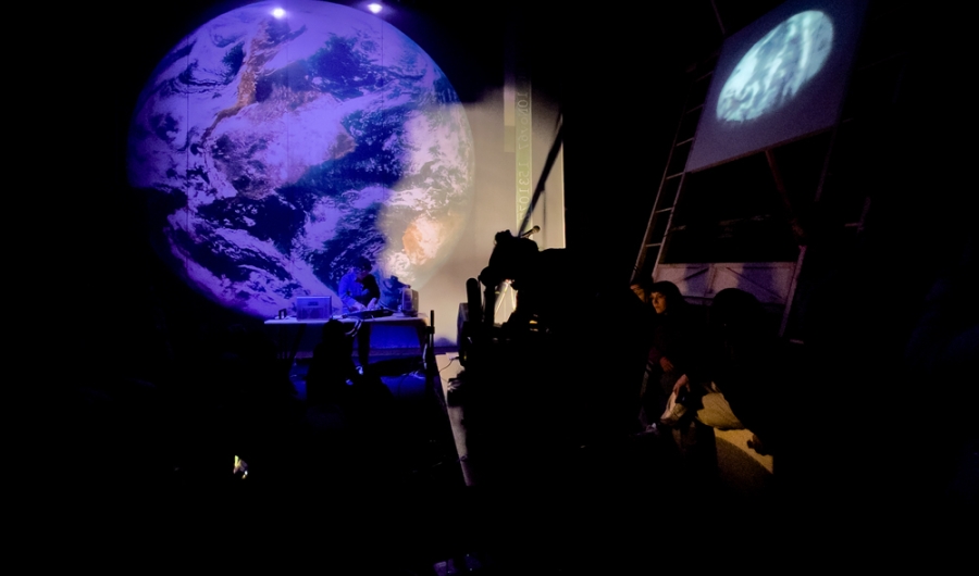 Foto dj con proyecciones del espacio