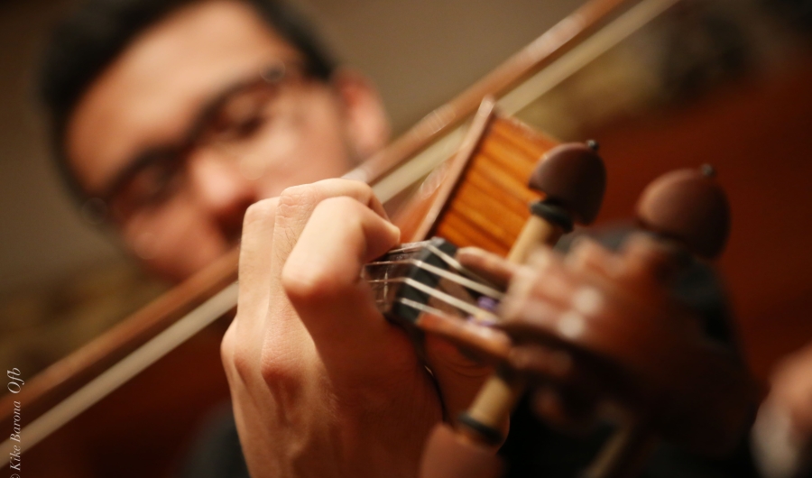 Músico con violín by Kike Barona