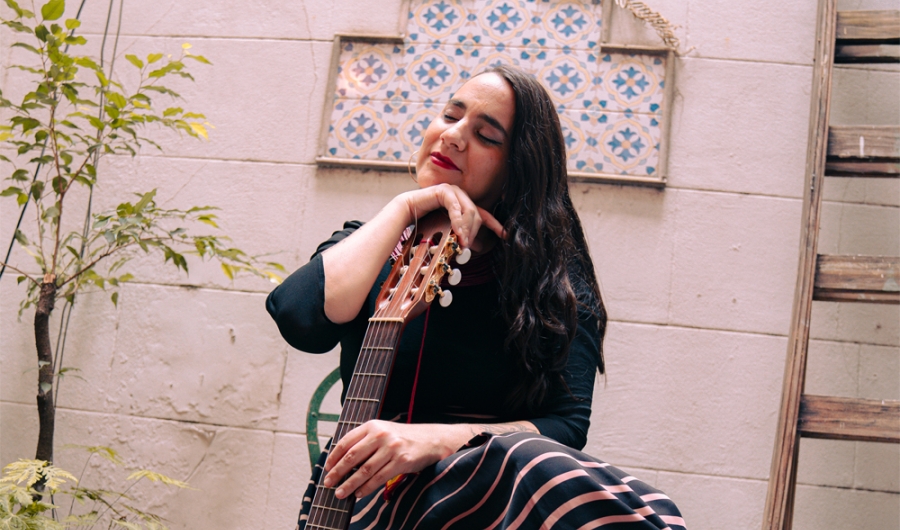 Foto Marta Gómez con su guitarra
