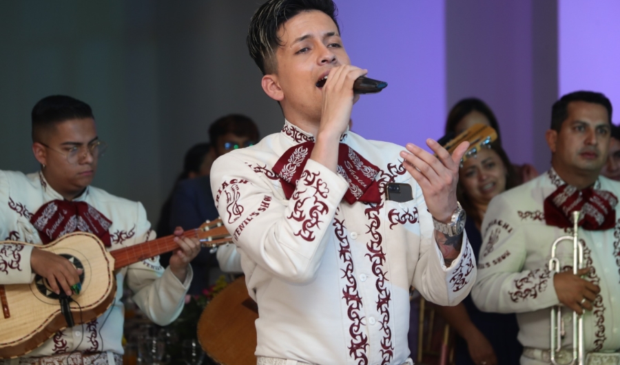 Mariachis cantando