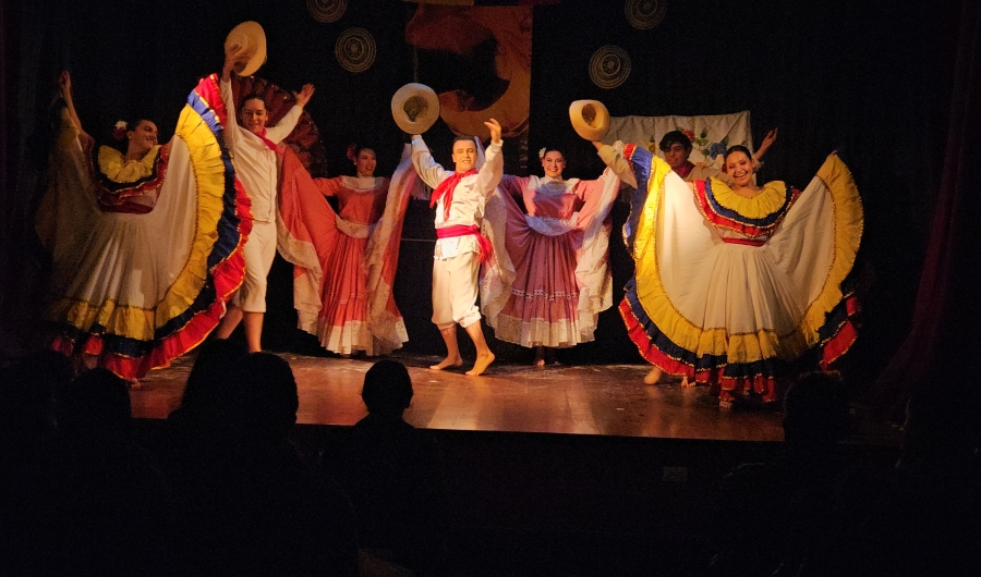 Mylva Reyes Reyes y su grupo de danza