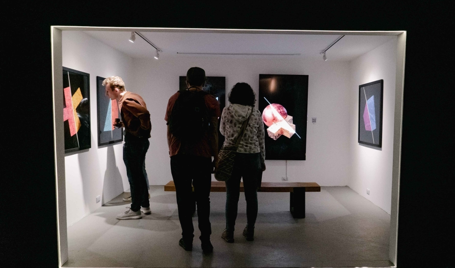 personas viendo una exposición
