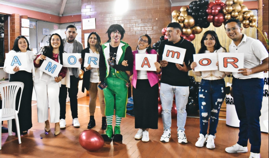 payaso con personas mostrando el letrero amor amor