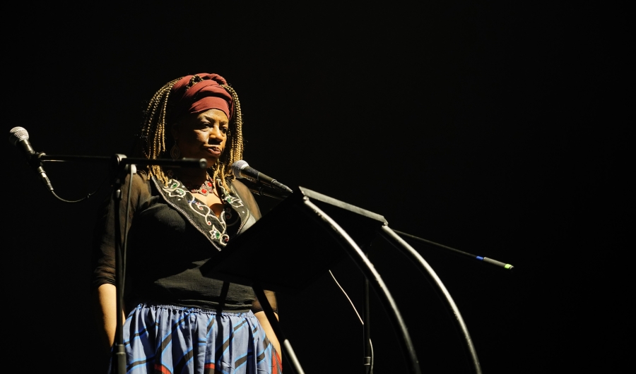 Mujer Afro en presentación artística