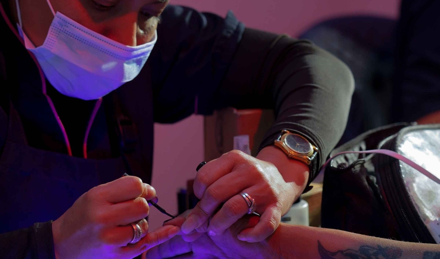 Foto de persona haciendo manicure a una madre