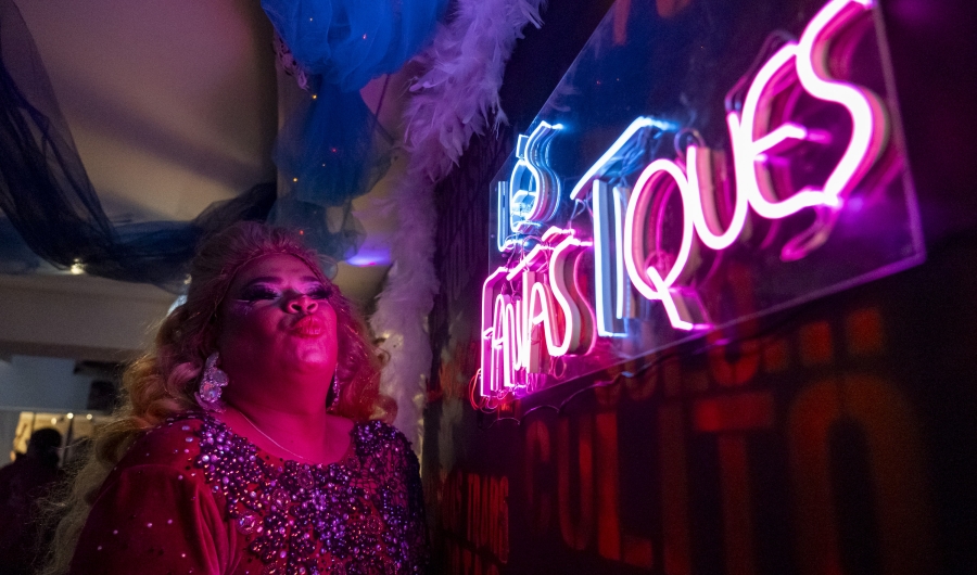 Persona posando El Castillo de las Artes