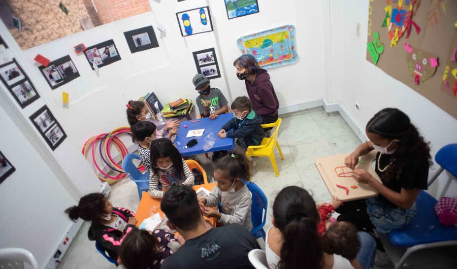 imagen de niños y niñas haciendo manualidades