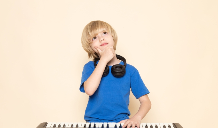 Niño en el Electro Lab 