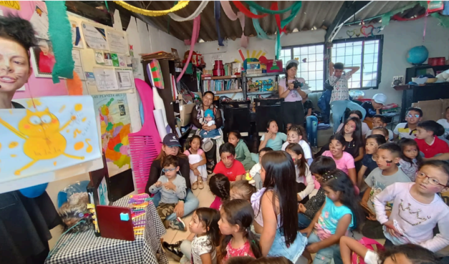 personajes interactuando con niños