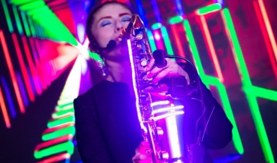 Mujer con saxofón 