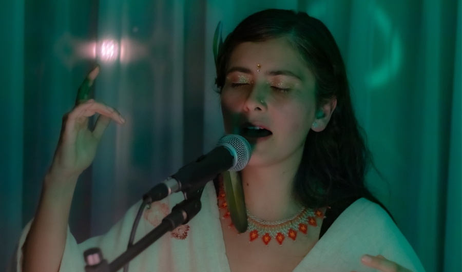 Mujer meditando y cantando