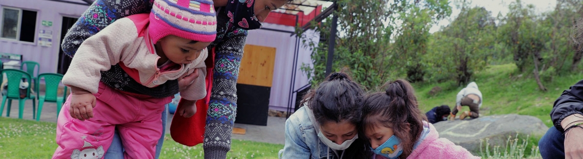 Madres jugando con niñas en primera infancia