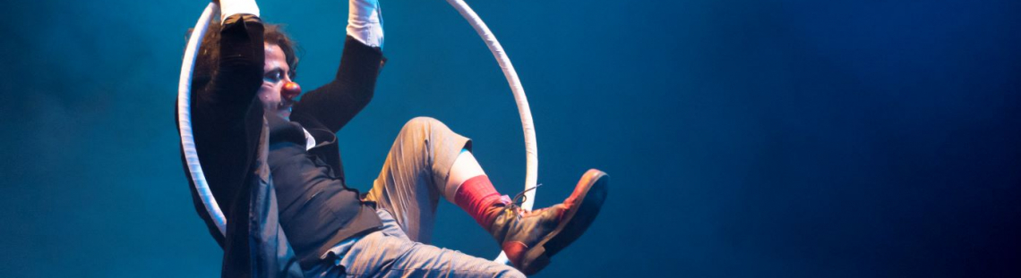 Teatro y Circo, Gerencia de Arte Dramático - Artista suspendido en un aro