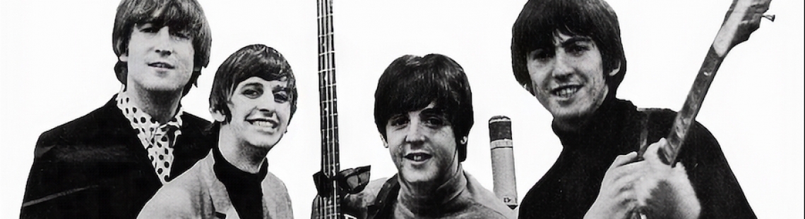 Imagen en blanco y negro de los cuatro integrantes de The Beatles. 