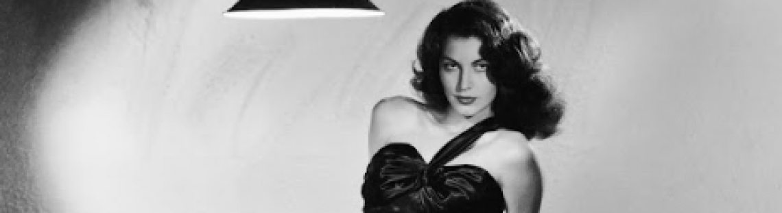 Foto en blanco y negro con una mujer sensual