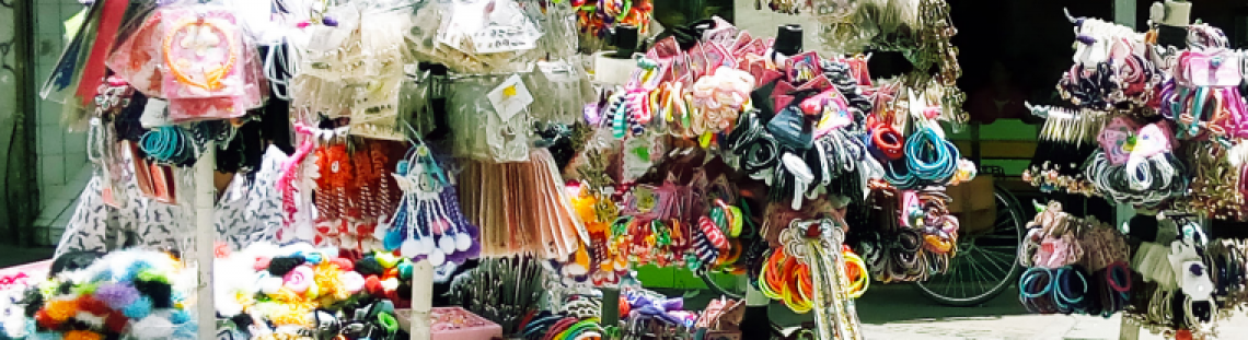 Puesto de venta colorido lleno de cachivaches en la calle