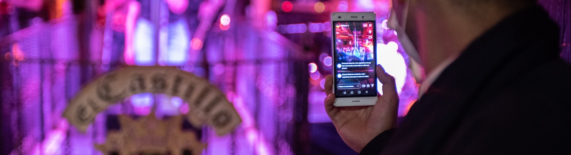 Hombre con un celular en la mano de noche 