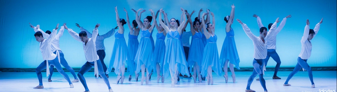 Bailarines de ballet en el escenario