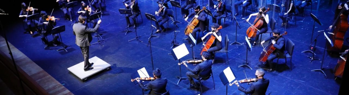 Imagen de Músicos de la orquesta juvenile de la OFB en el escenario