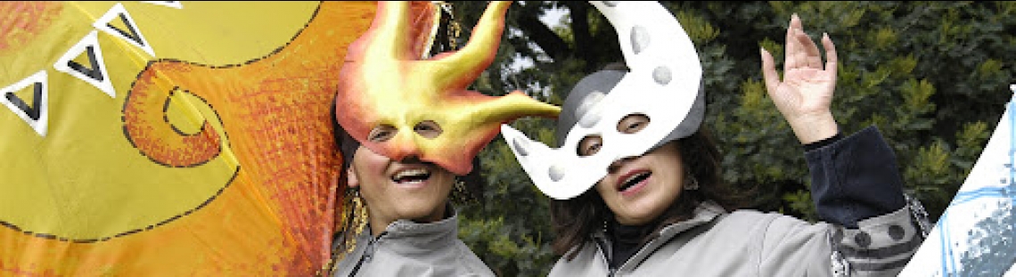 Artistas con mascaras saludando en espacio abierto